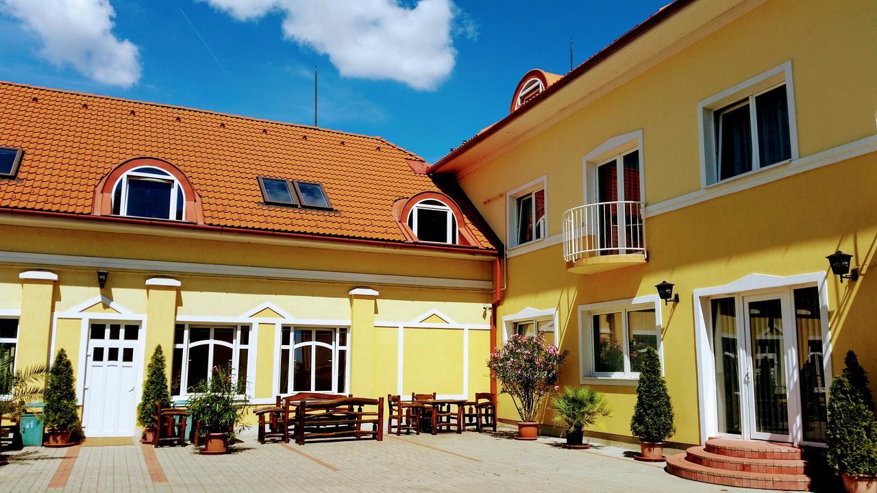 Hotel Sormester Szarvas Buitenkant foto