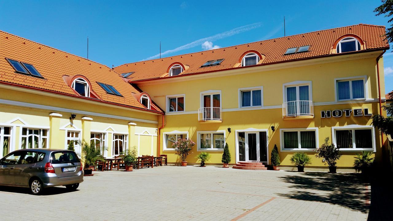 Hotel Sormester Szarvas Buitenkant foto