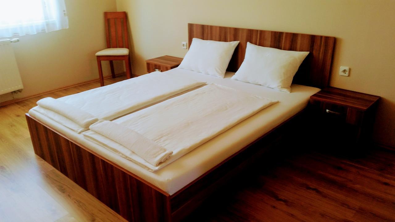 Hotel Sormester Szarvas Buitenkant foto